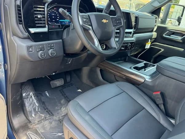 Chevrolet Silverado 2500HD LT 4WD Crew Cab 159" 2026 — side view