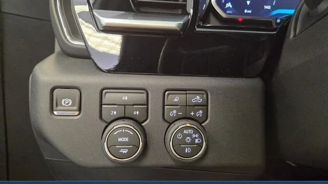 Chevrolet Silverado 2500HD LT 4WD Crew Cab 159" 2026 — side view