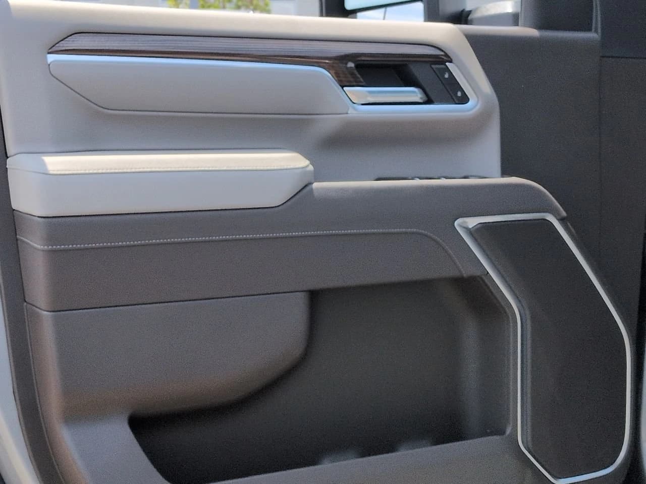 Chevrolet Silverado 2500HD LT 4WD Crew Cab 159" 2026 — side view