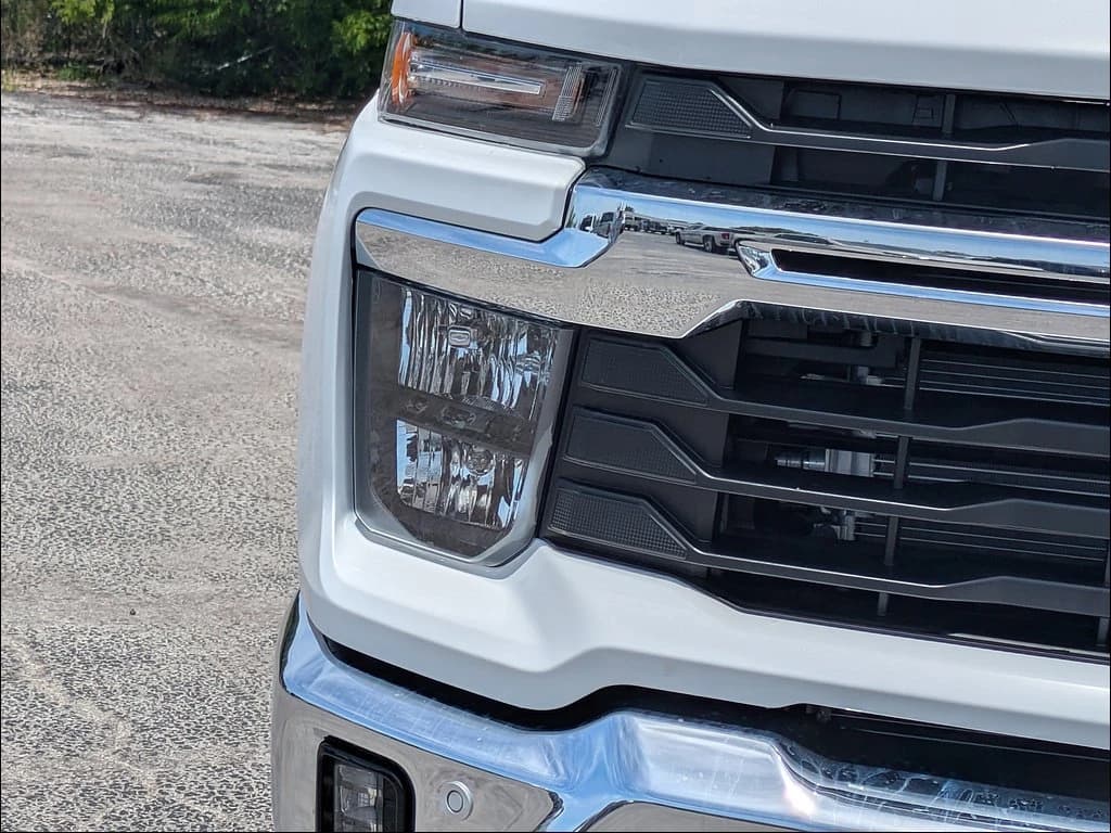 Chevrolet Silverado 2500HD LT 4WD Crew Cab 159" 2026 — side view