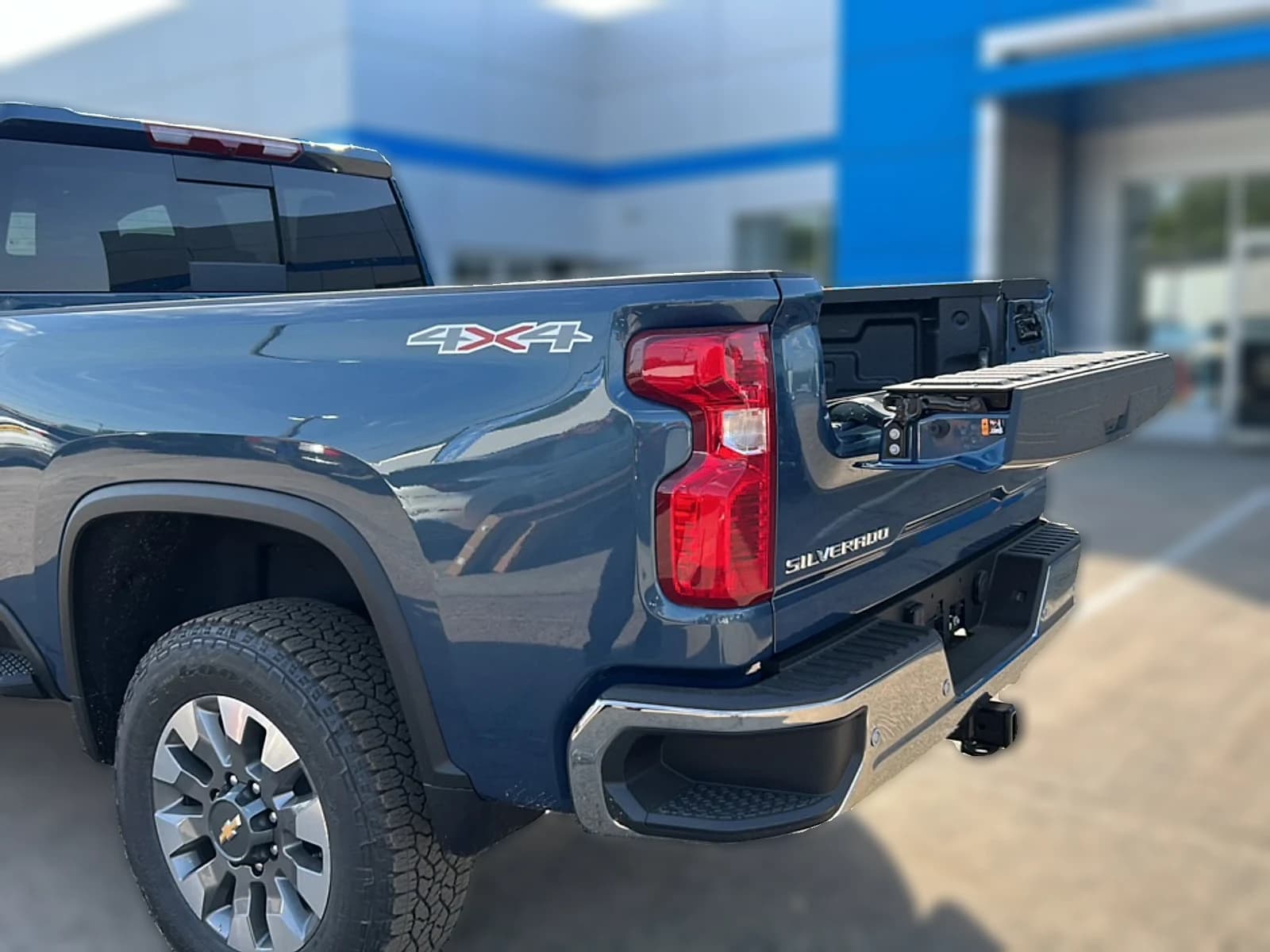Chevrolet Silverado 2500HD LT 4WD Crew Cab 159" 2026 — side view