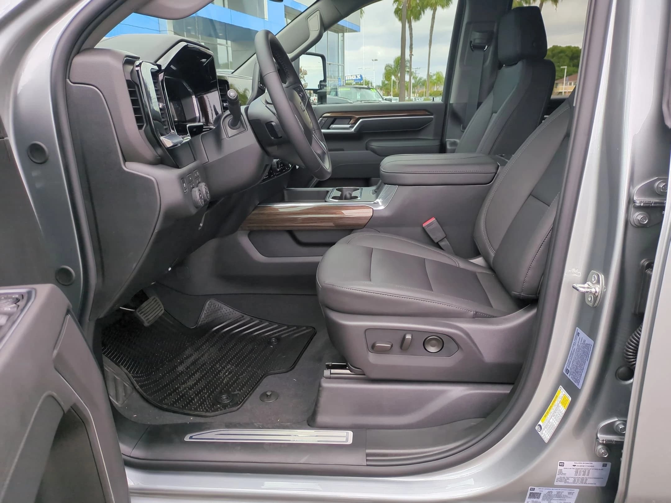 Chevrolet Silverado 2500HD LT 4WD Crew Cab 159" 2026 — side view
