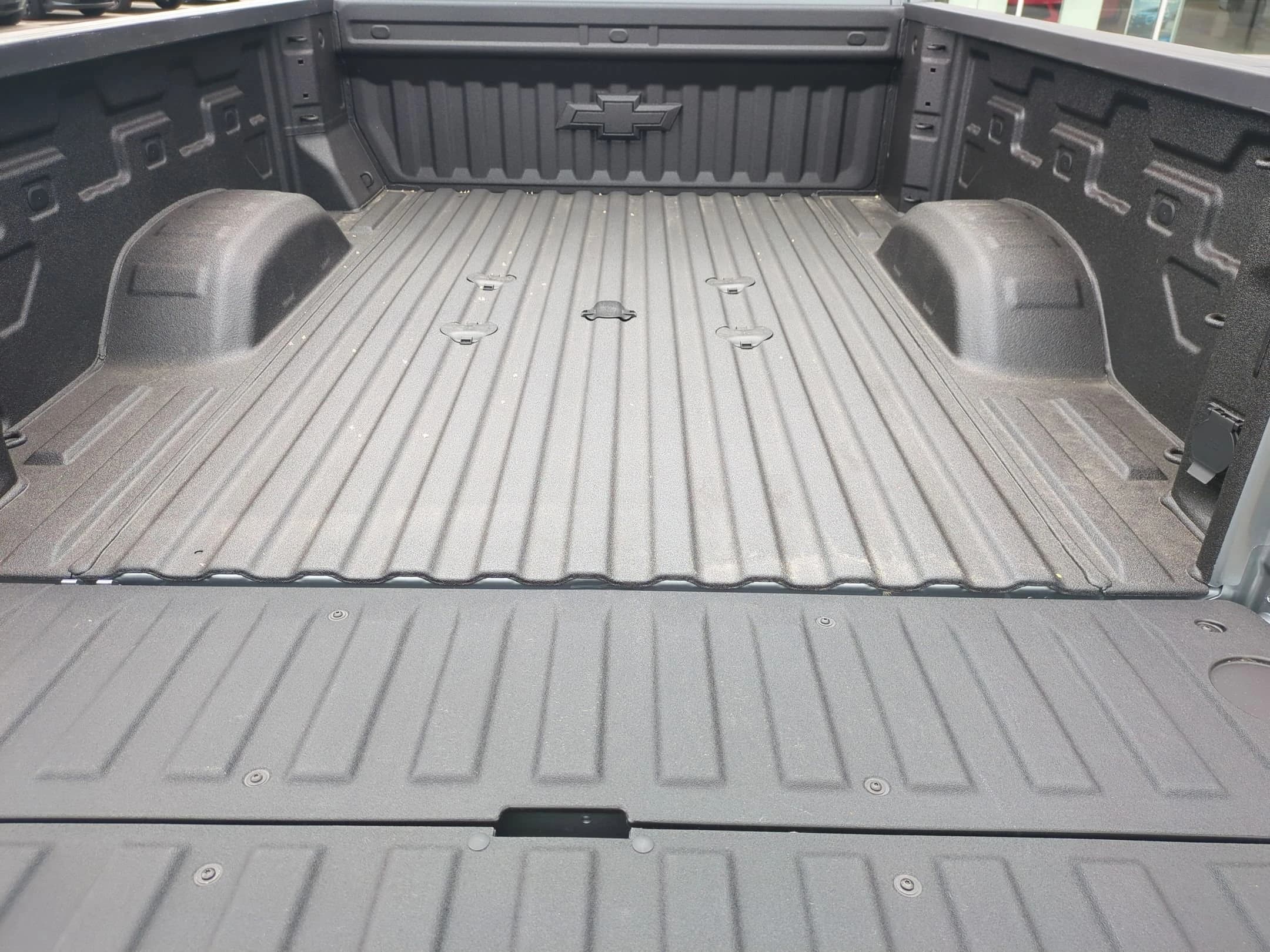 Chevrolet Silverado 2500HD LT 4WD Crew Cab 159" 2026 — side view