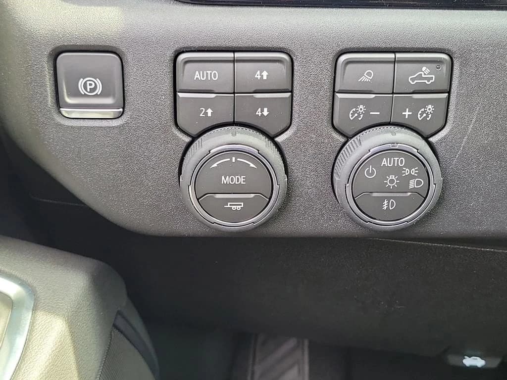 Chevrolet Silverado 2500HD LT 4WD Crew Cab 159" 2026 — side view