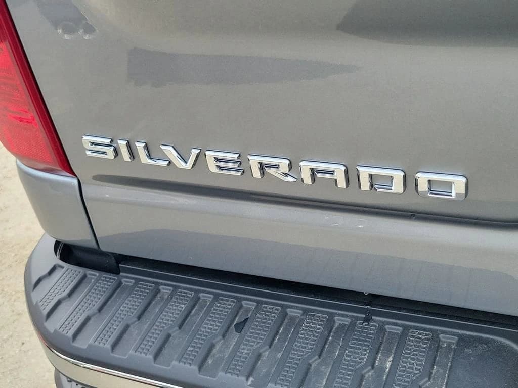 Chevrolet Silverado 2500HD LT 4WD Crew Cab 159" 2026 — side view