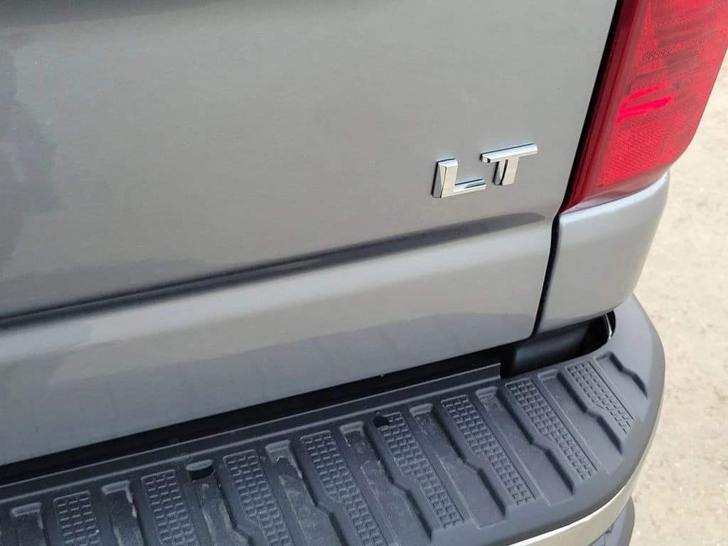 Chevrolet Silverado 2500HD LT 4WD Crew Cab 159" 2026 — side view