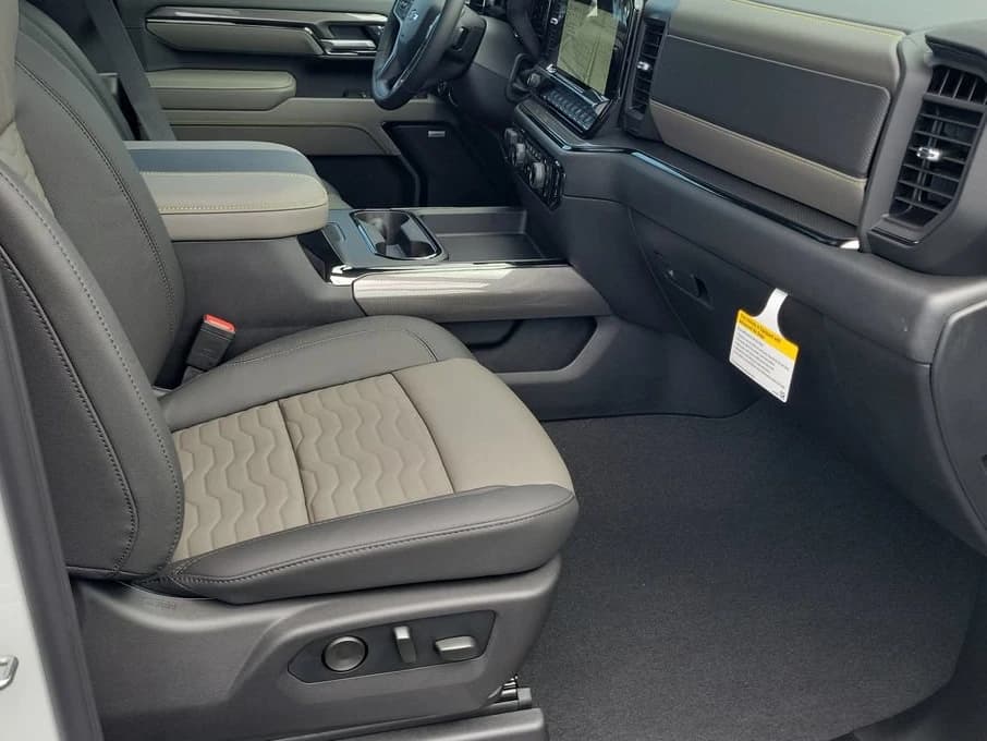 Chevrolet Silverado 2500HD ZR2 4WD Crew Cab 159" 2026 — side view