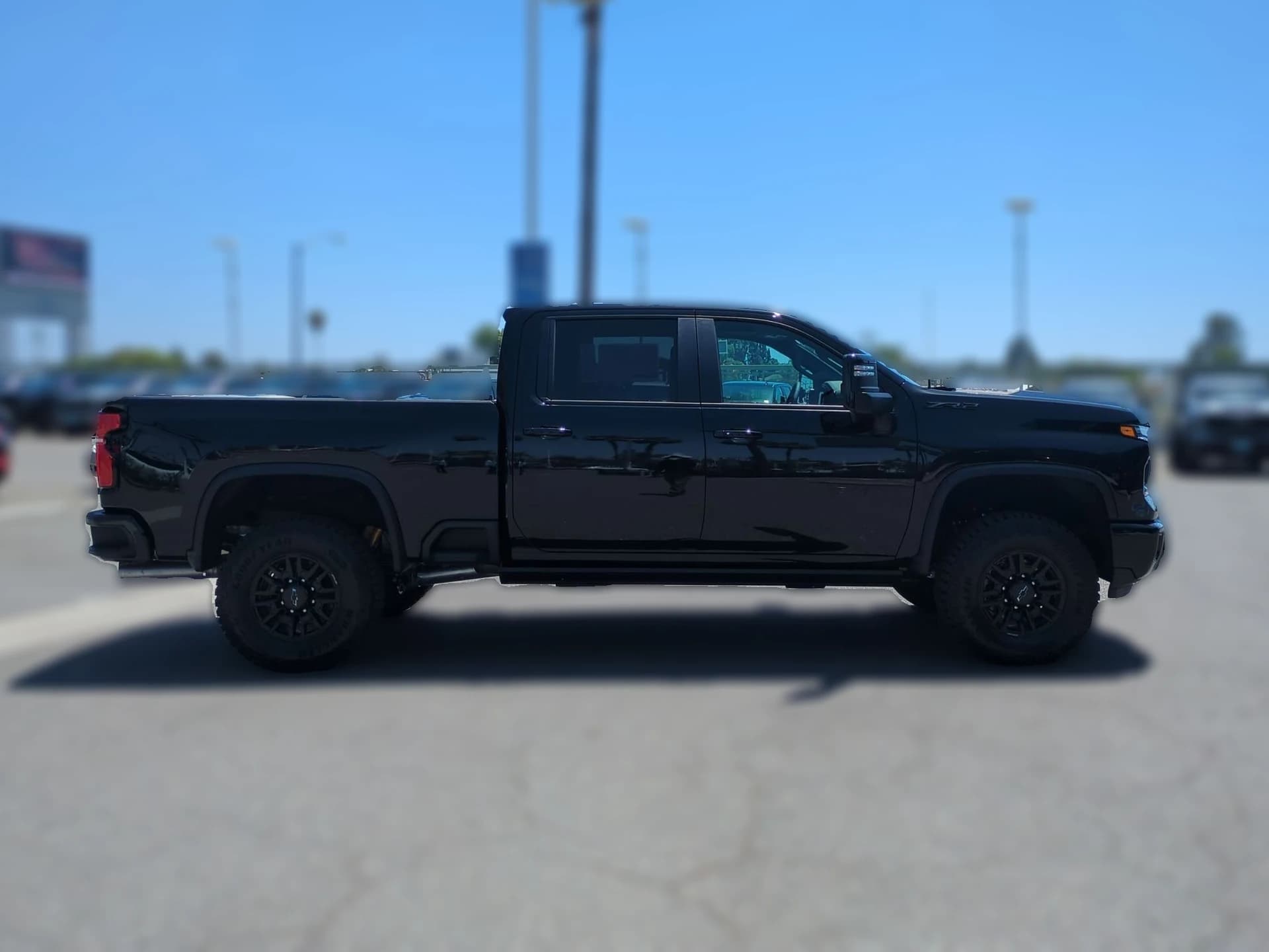 Chevrolet Silverado 2500HD ZR2 4WD Crew Cab 159" 2026 — side view
