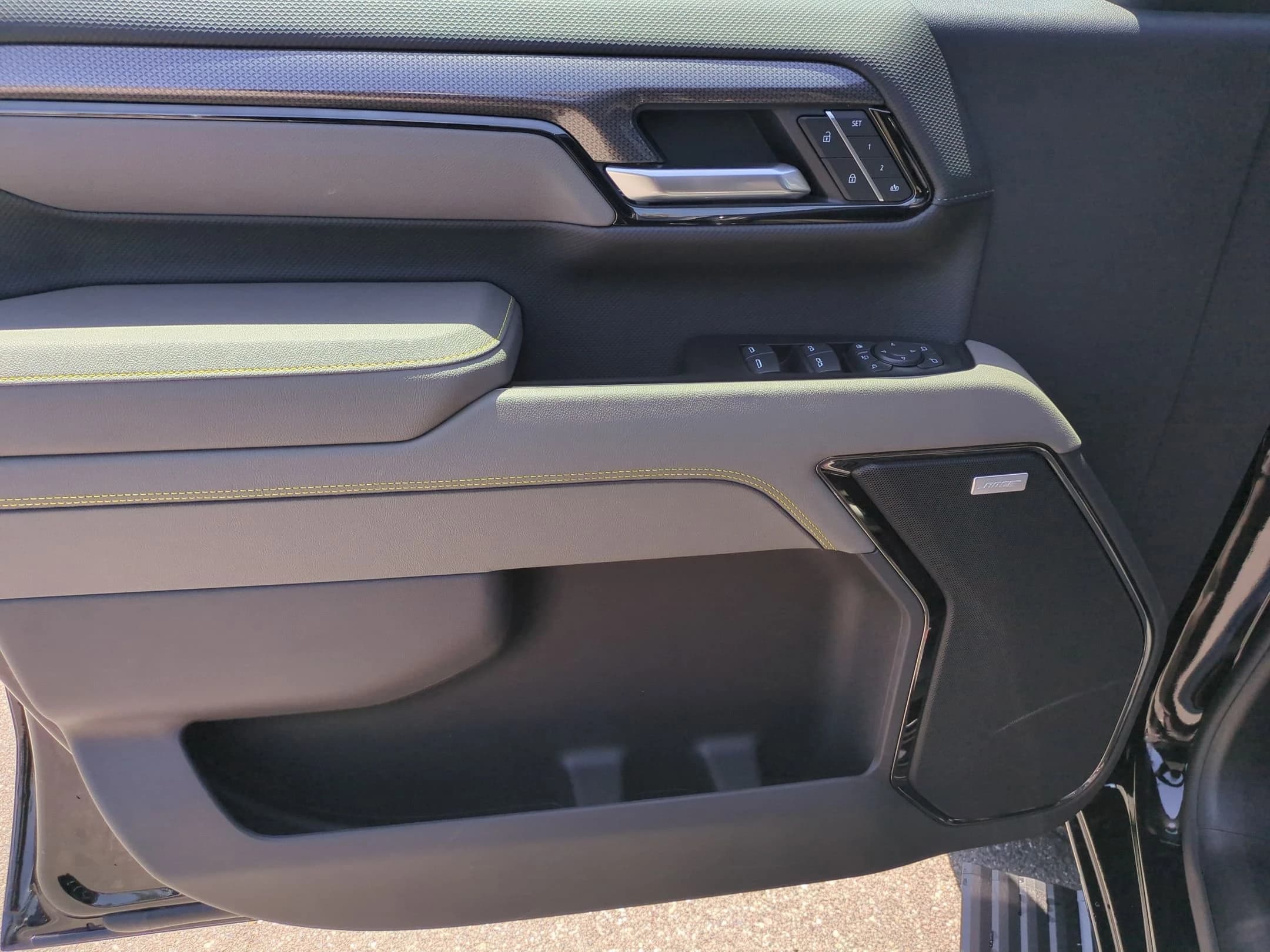 Chevrolet Silverado 2500HD ZR2 4WD Crew Cab 159" 2026 — side view