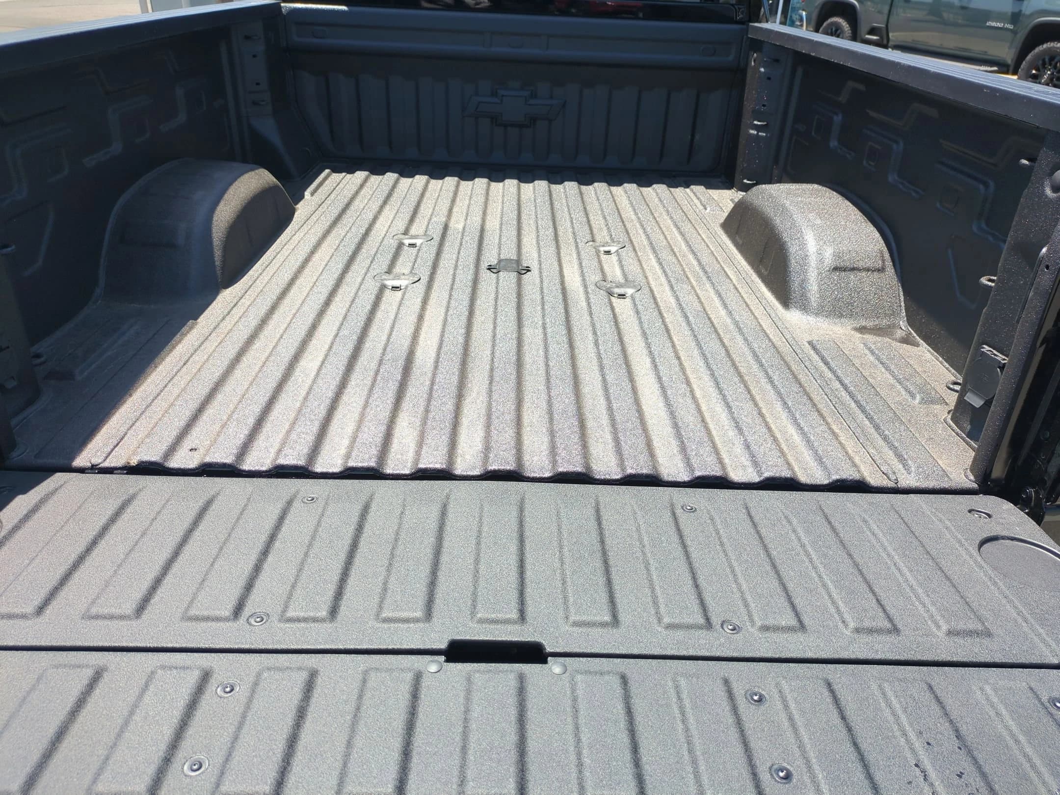Chevrolet Silverado 2500HD ZR2 4WD Crew Cab 159" 2026 — side view