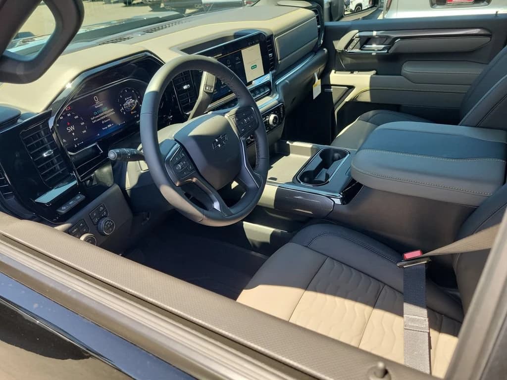 Chevrolet Silverado 2500HD ZR2 4WD Crew Cab 159" 2026 — side view