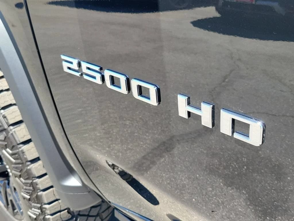 Chevrolet Silverado 2500HD ZR2 4WD Crew Cab 159" 2026 — side view