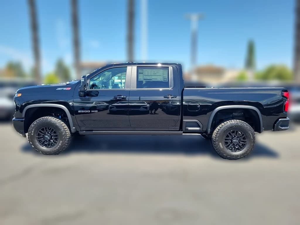 Chevrolet Silverado 2500HD ZR2 4WD Crew Cab 159" 2026 — side view