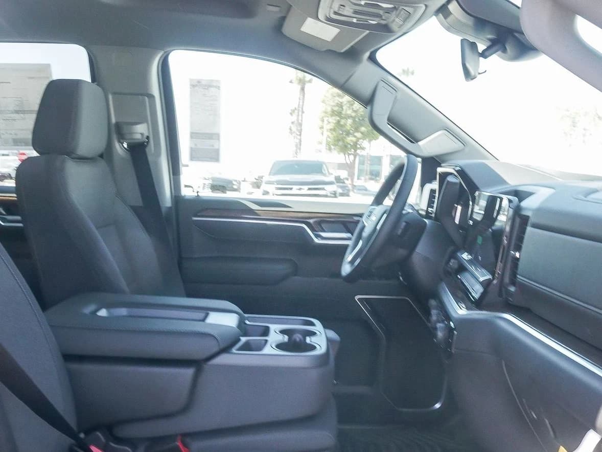 Chevrolet Silverado 1500 LT 2WD Crew Cab 147" 2026 — side view