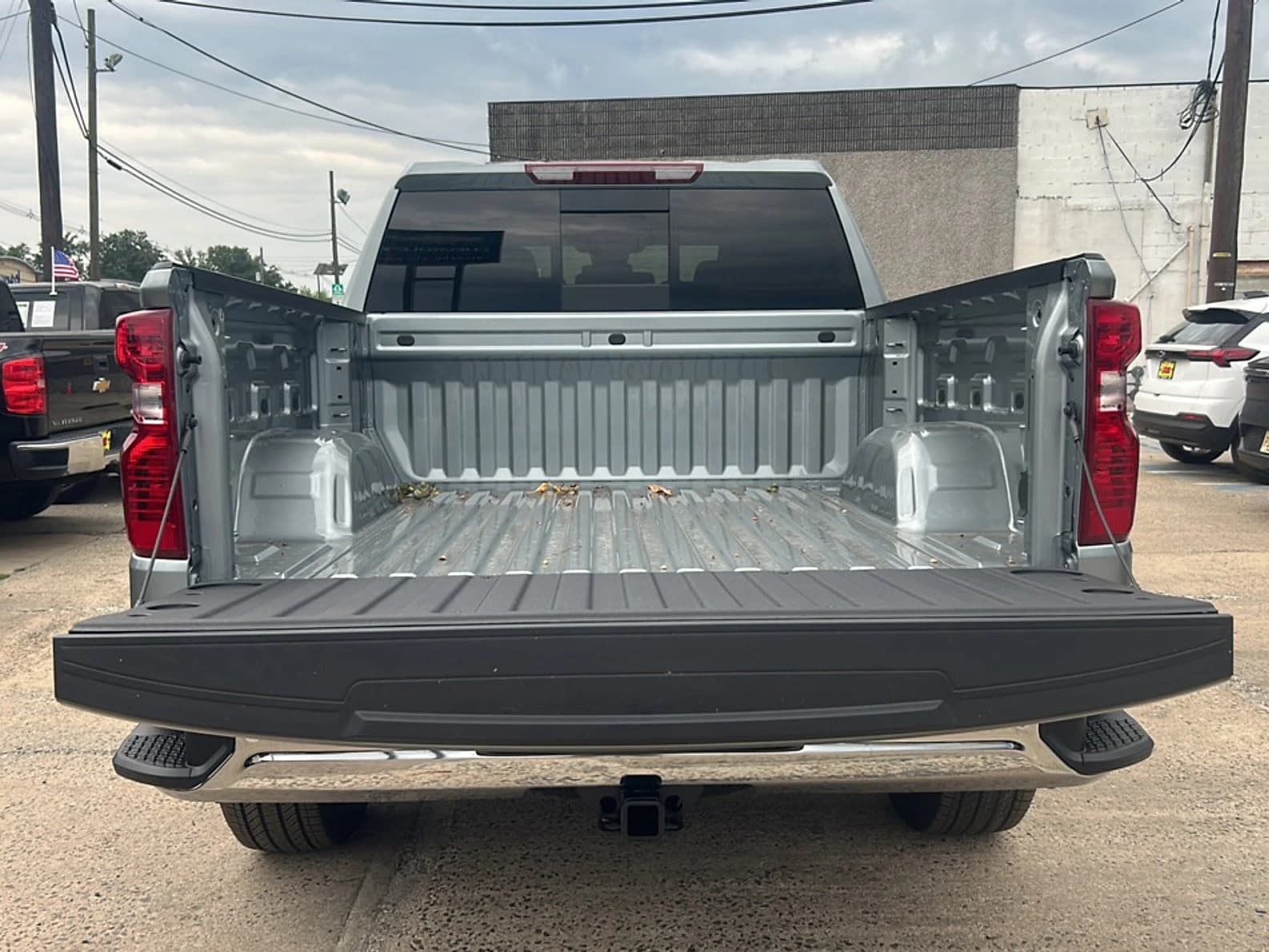 Chevrolet Silverado 1500 LT 4WD Crew Cab 147" 2026 — side view