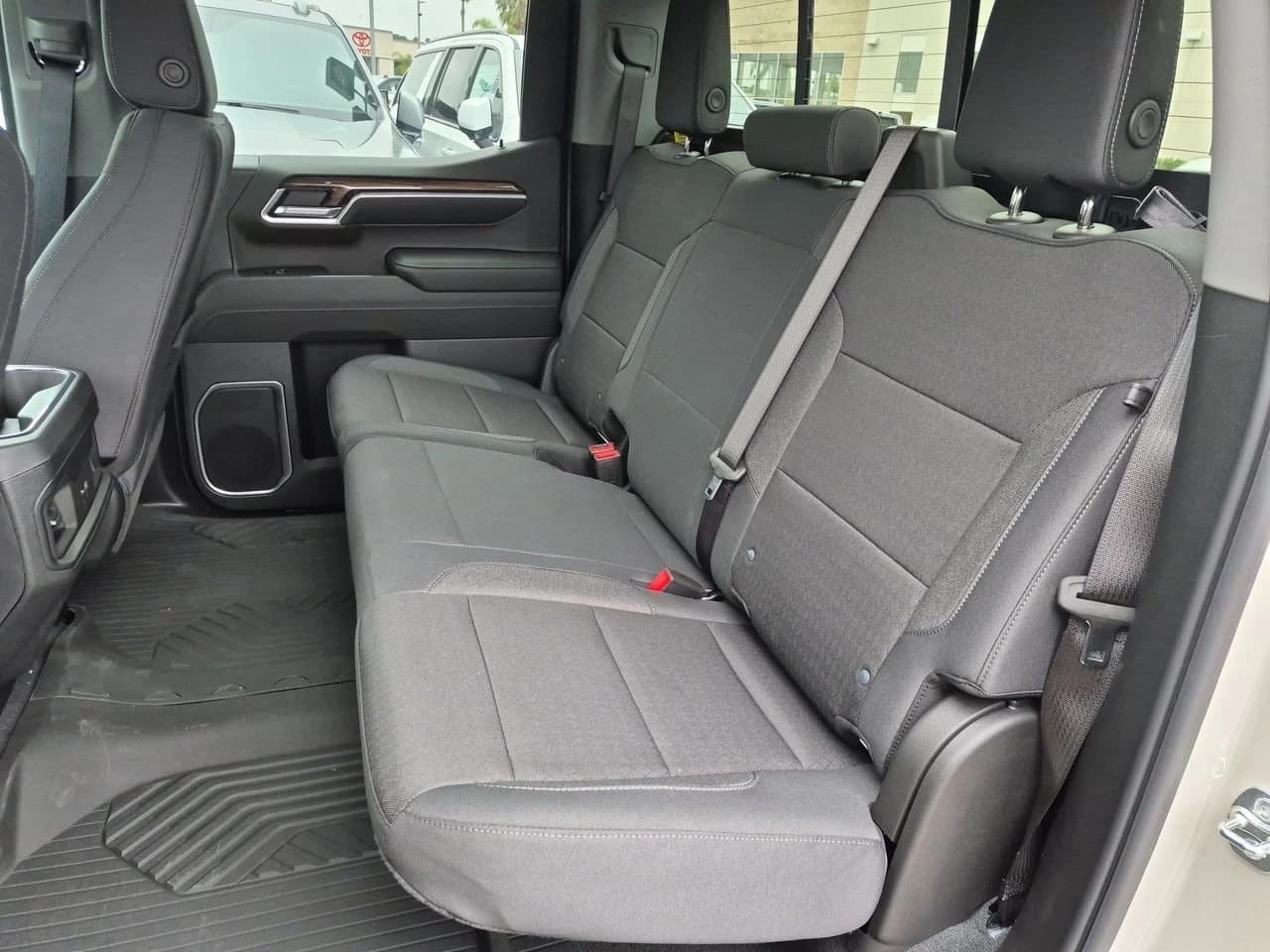 Chevrolet Silverado 1500 RST 4WD Crew Cab 147" 2026 — side view