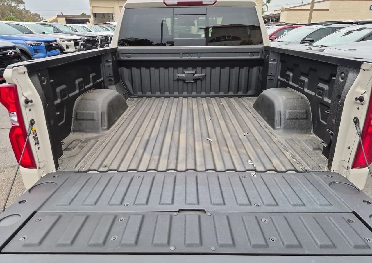 Chevrolet Silverado 1500 RST 4WD Crew Cab 147" 2026 — side view