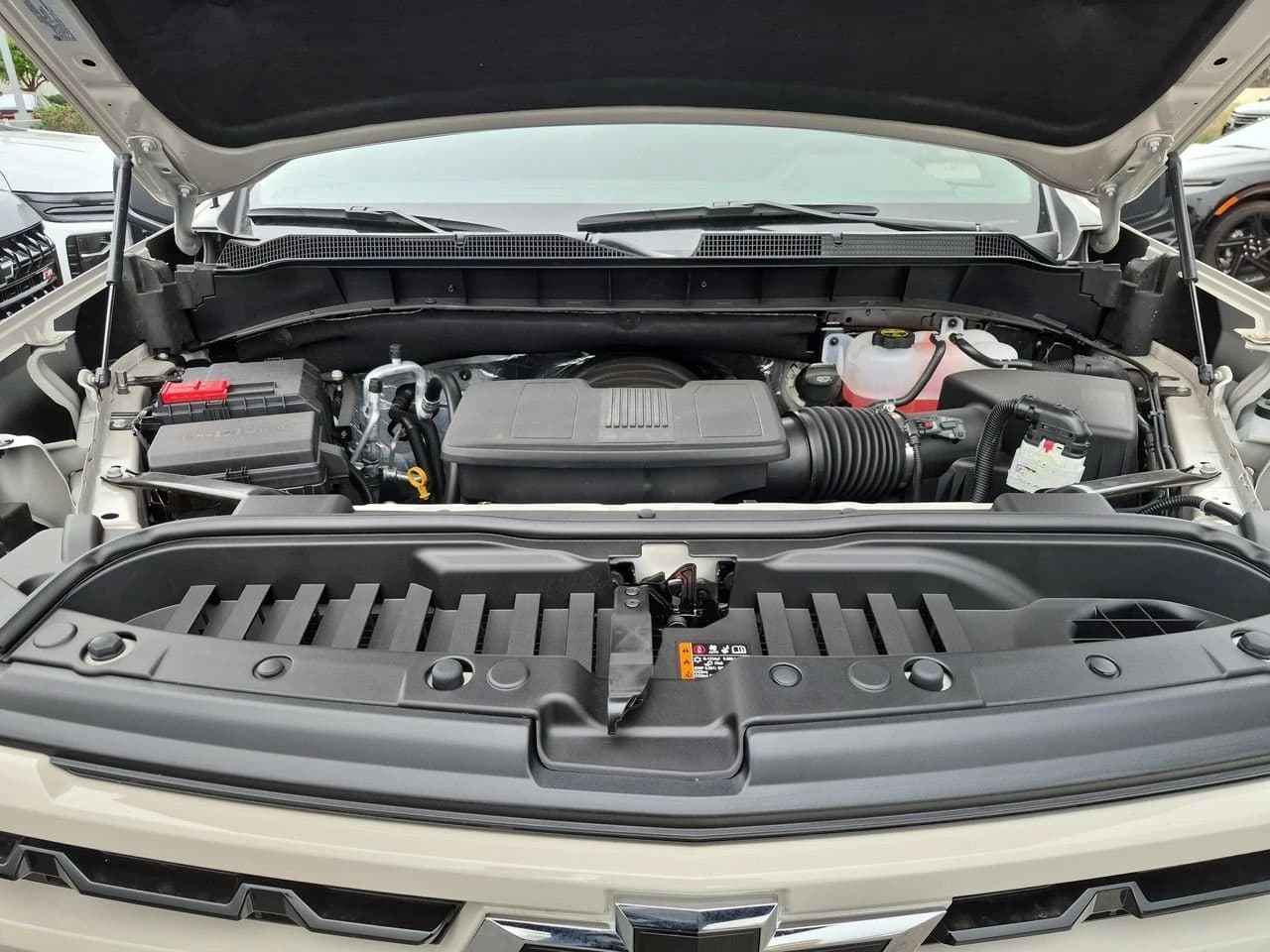 Chevrolet Silverado 1500 RST 4WD Crew Cab 147" 2026 — side view