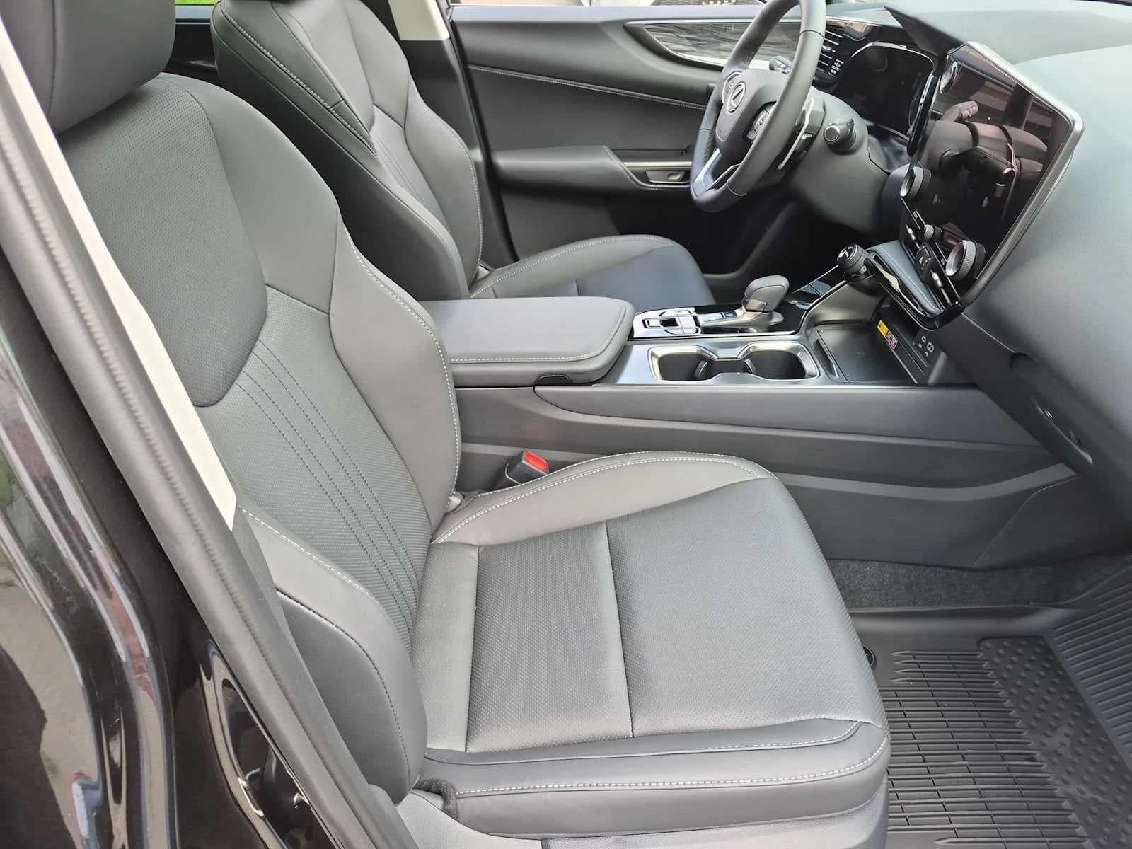 Lexus NX NX 350 Premium AWD 2026 — side view