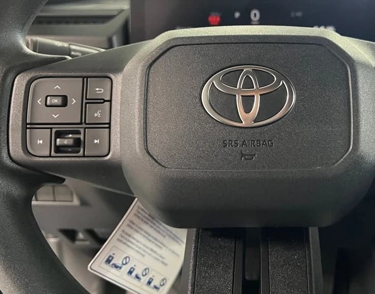 Toyota RAV4 LE AWD (Natl) 2026 — side view