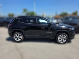 Jeep Compass Latitude 4x4 2025 — side view