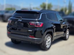 Jeep Compass Latitude 4x4 2025 — side view