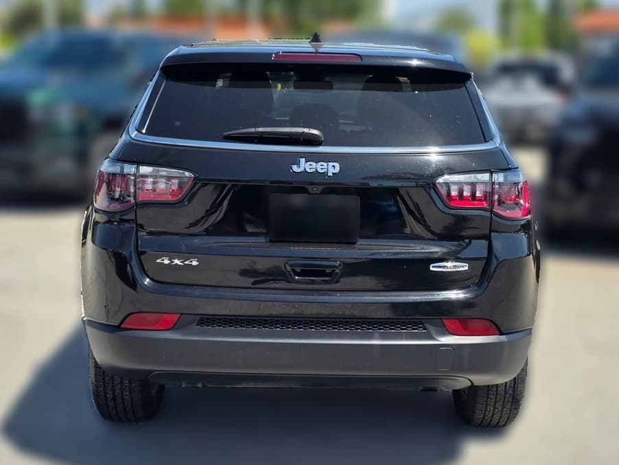 Jeep Compass Latitude 4x4 2025 — side view