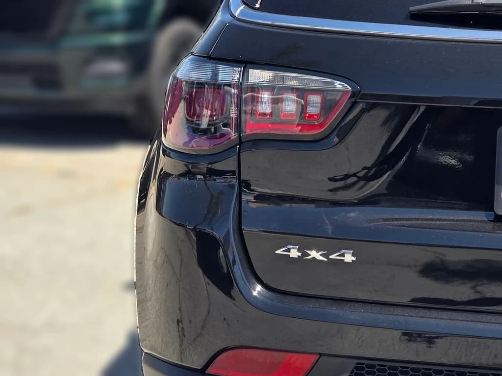 Jeep Compass Latitude 4x4 2025 — side view