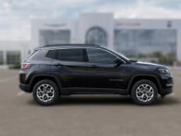 Jeep Compass Latitude 4x4 2025 — side view