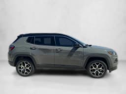 Jeep Compass Limited 4x4 2026 — side view