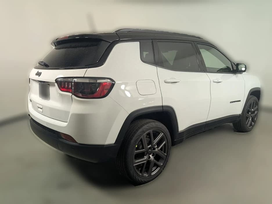 Jeep Compass Limited Altitude 4x4 2026 — side view