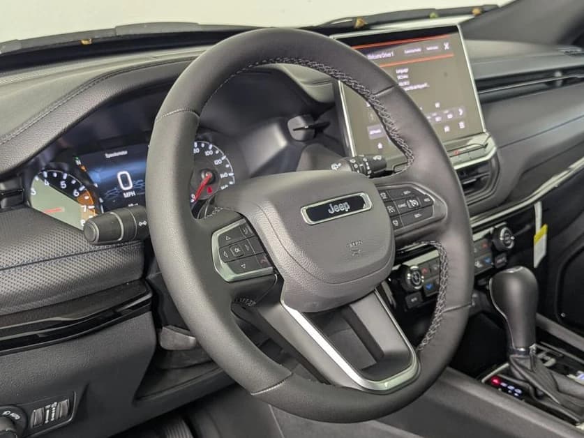 Jeep Compass Limited Altitude 4x4 2026 — side view