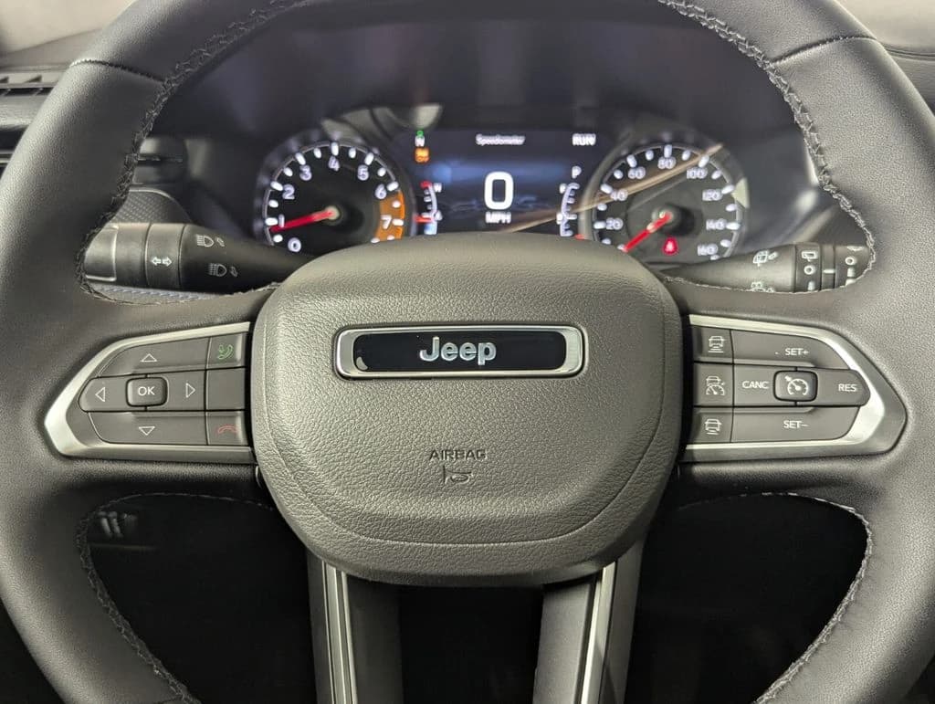 Jeep Compass Limited Altitude 4x4 2026 — side view