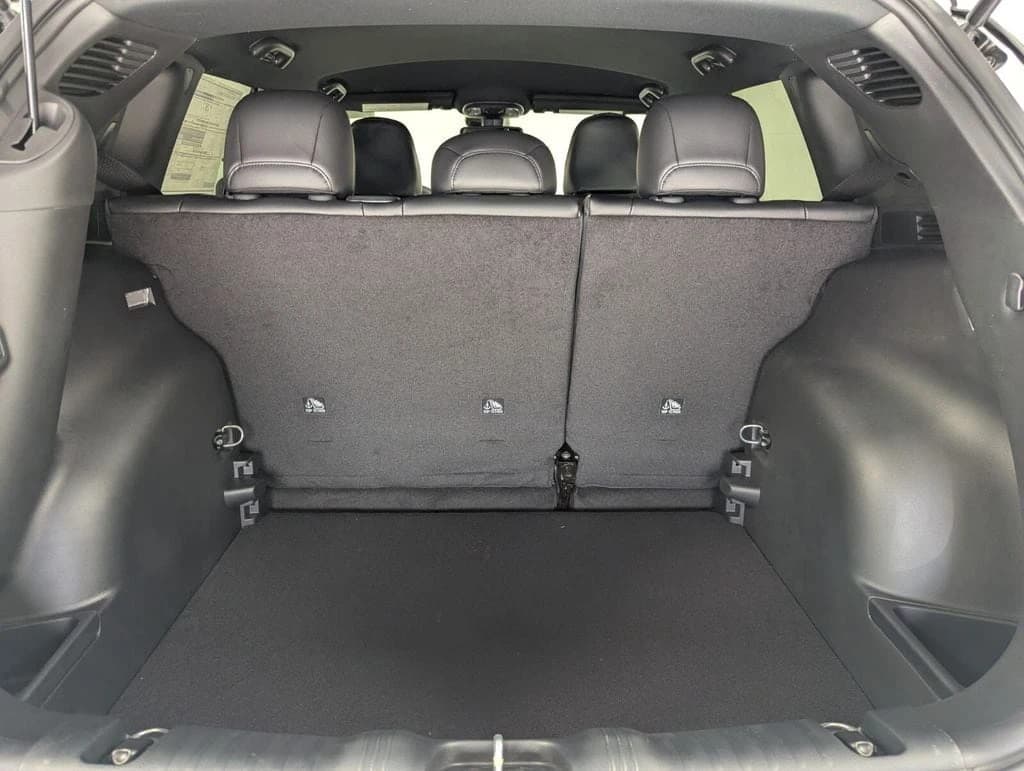 Jeep Compass Limited Altitude 4x4 2026 — side view