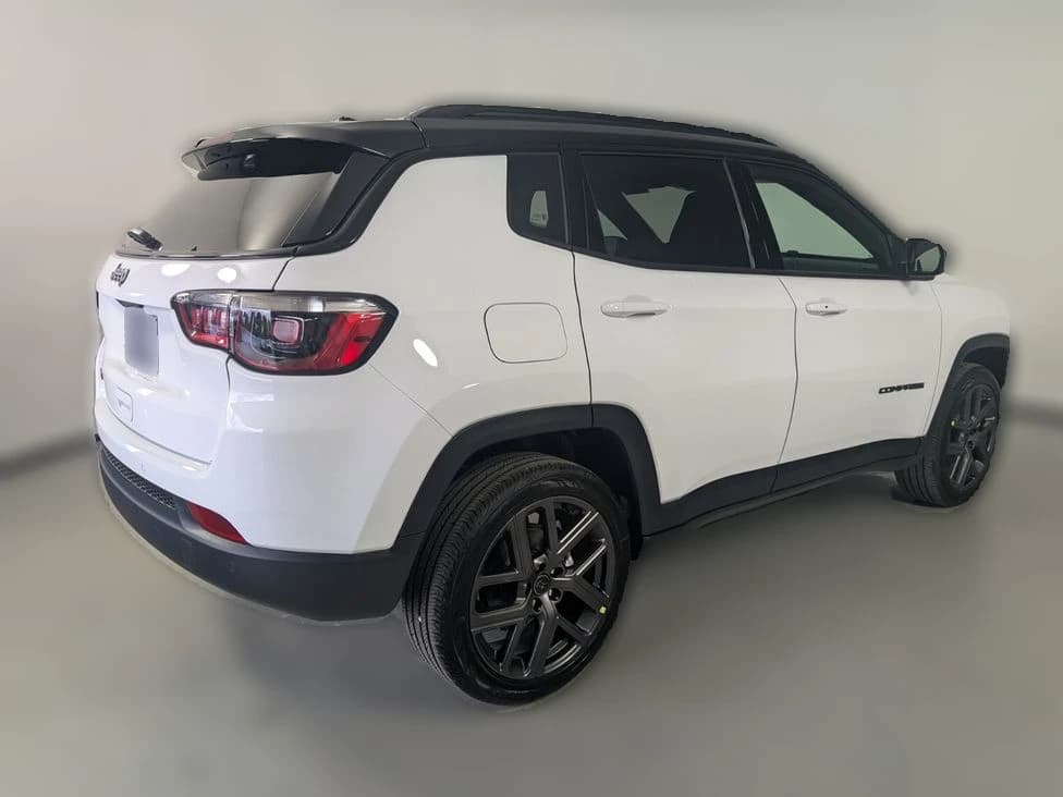 Jeep Compass Limited Altitude 4x4 2026 — side view