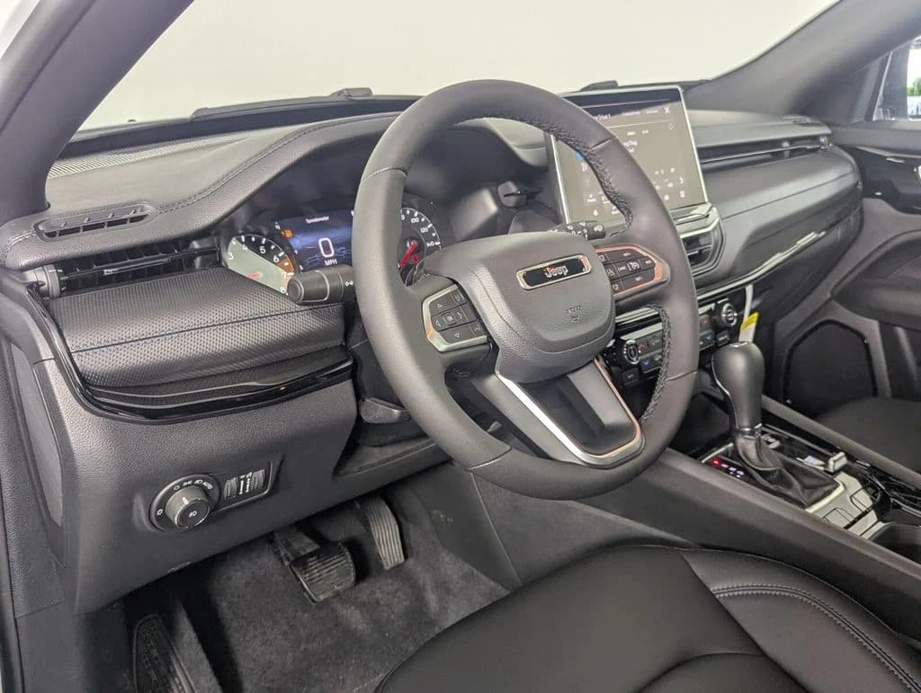 Jeep Compass Limited Altitude 4x4 2026 — side view