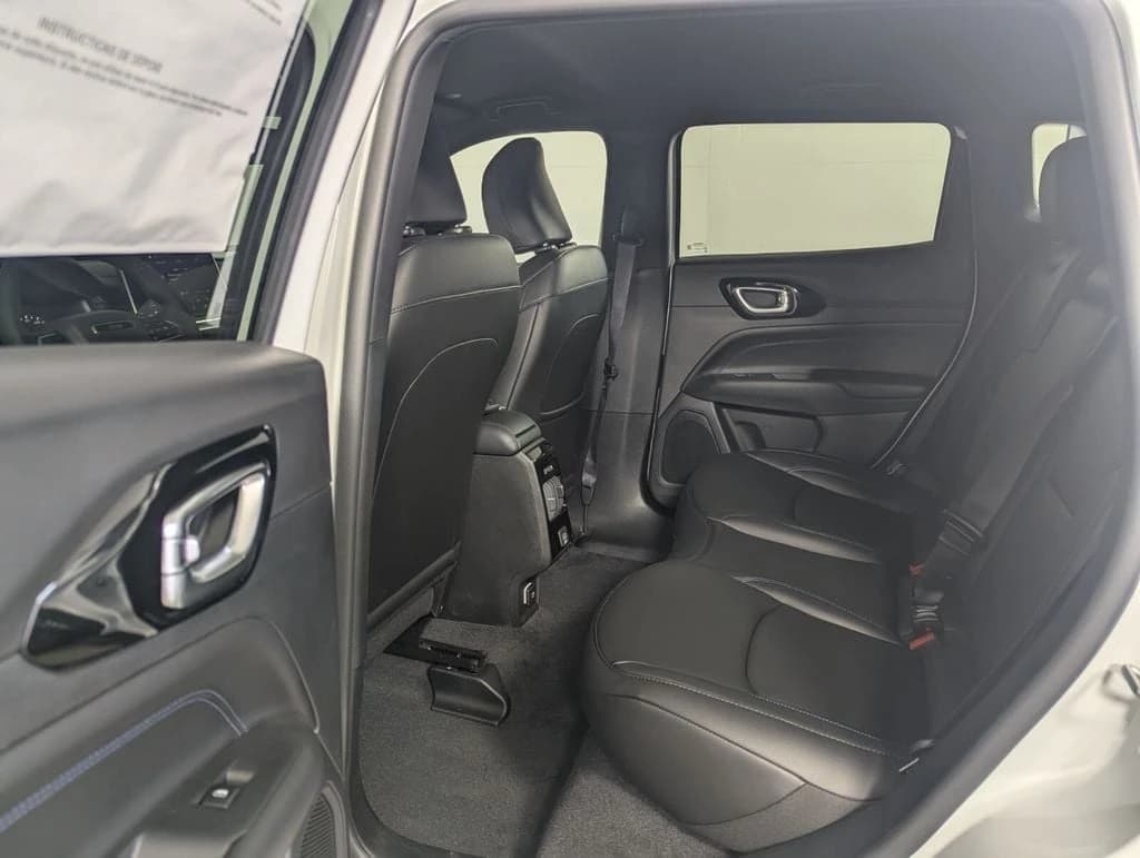 Jeep Compass Limited Altitude 4x4 2026 — side view