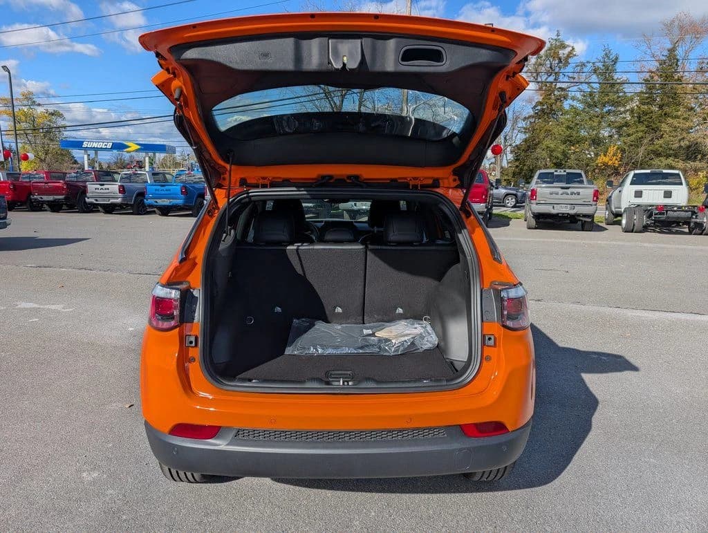 Jeep Compass Limited Altitude 4x4 2026 — side view