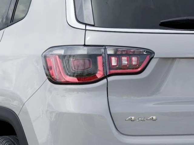 Jeep Compass Limited 4x4 2026 — side view