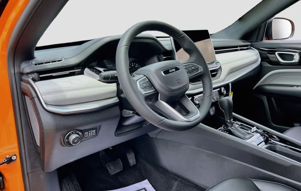 Jeep Compass Limited 4x4 2026 — side view