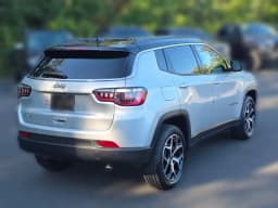 Jeep Compass Limited 4x4 2026 — side view