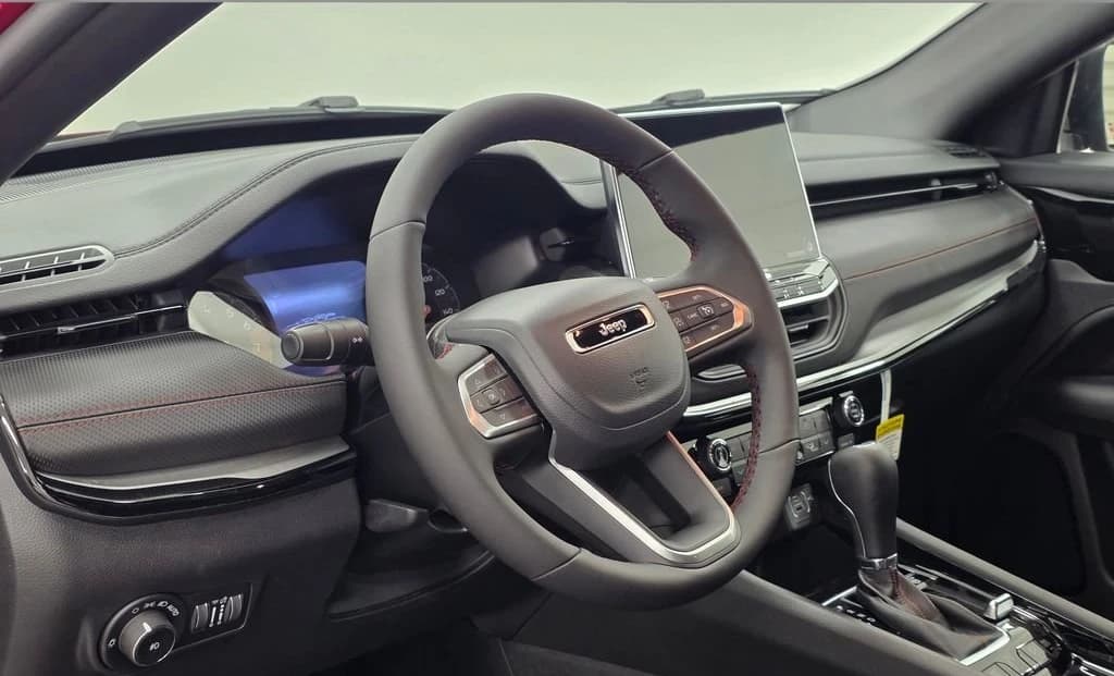 Jeep Compass Trailhawk 4x4 2026 — side view
