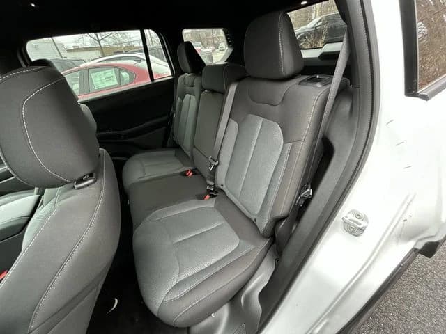 Jeep Cherokee Laredo 4x4 2026 — side view