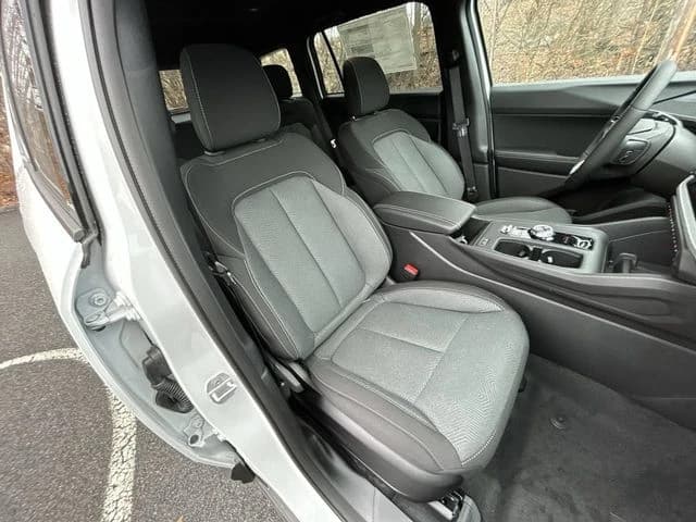 Jeep Cherokee Laredo 4x4 2026 — side view