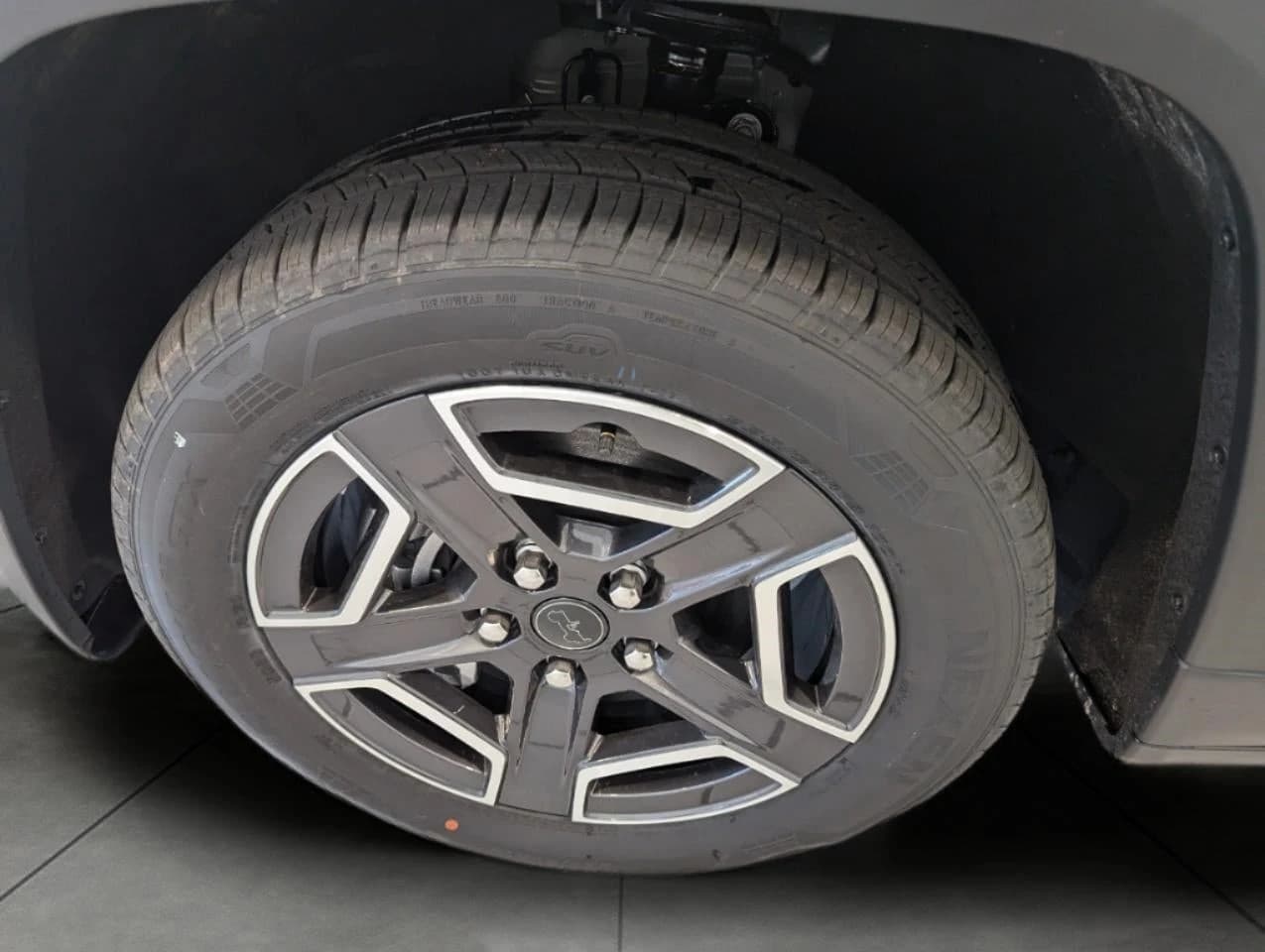 Jeep Cherokee Laredo 4x4 2026 — side view