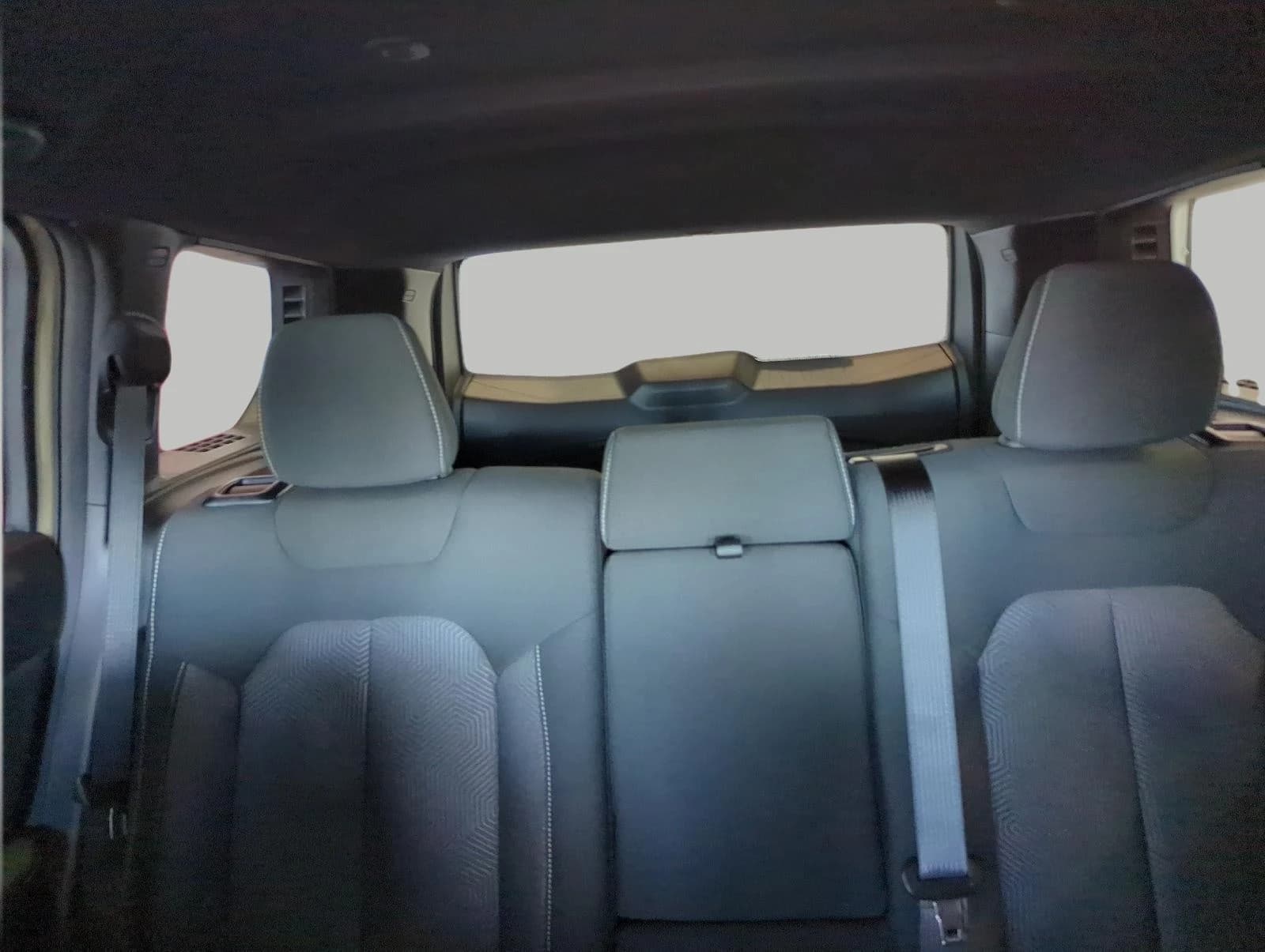 Jeep Cherokee Laredo 4x4 2026 — side view