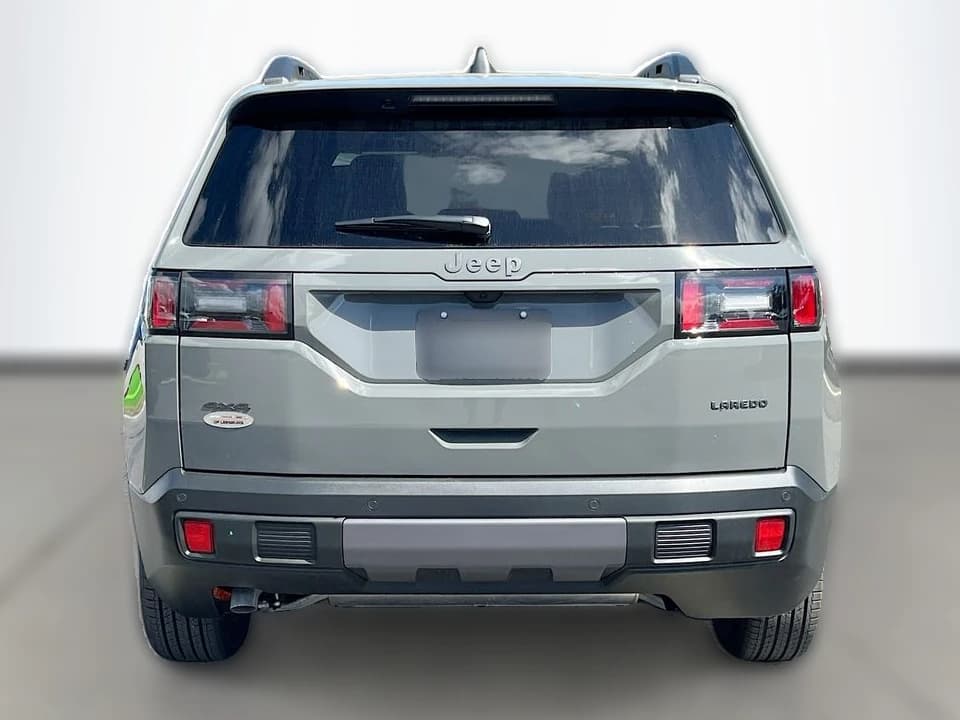 Jeep Cherokee Laredo 4x4 2026 — side view