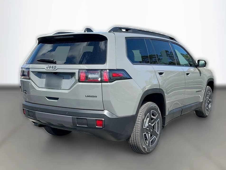 Jeep Cherokee Laredo 4x4 2026 — side view