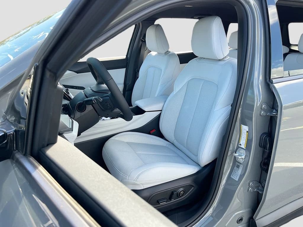 Jeep Cherokee Laredo 4x4 2026 — side view