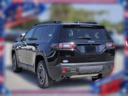 Jeep Cherokee Laredo 4x4 2026 — side view